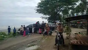 Wisata-pantai-di-Mateng-Ramai-pengunjung.jpg