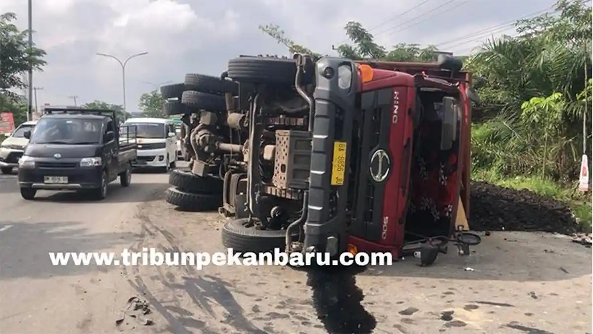 FOTO : Sebuah Truk Pengangkut Batu Bara Terguling di Jalan SM Amin Pekanbaru - truk-batu-bara-terguling-sm-amin.jpg