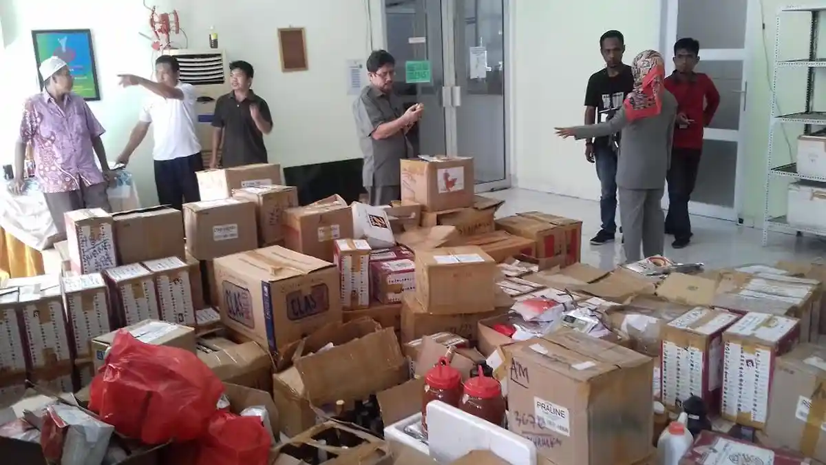BPOM Makassar Sita Ratusan Dos Makanan Ilegal