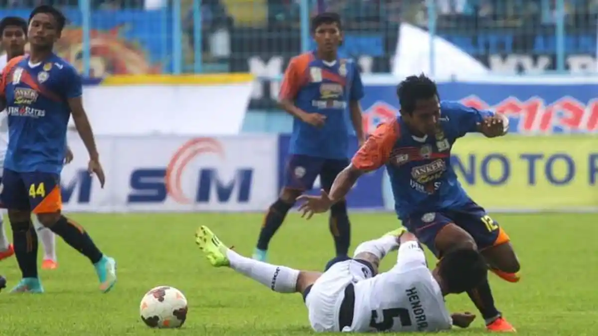 Terima Kartu Merah, Gelandang Arema Minta Maaf Bermain Keras