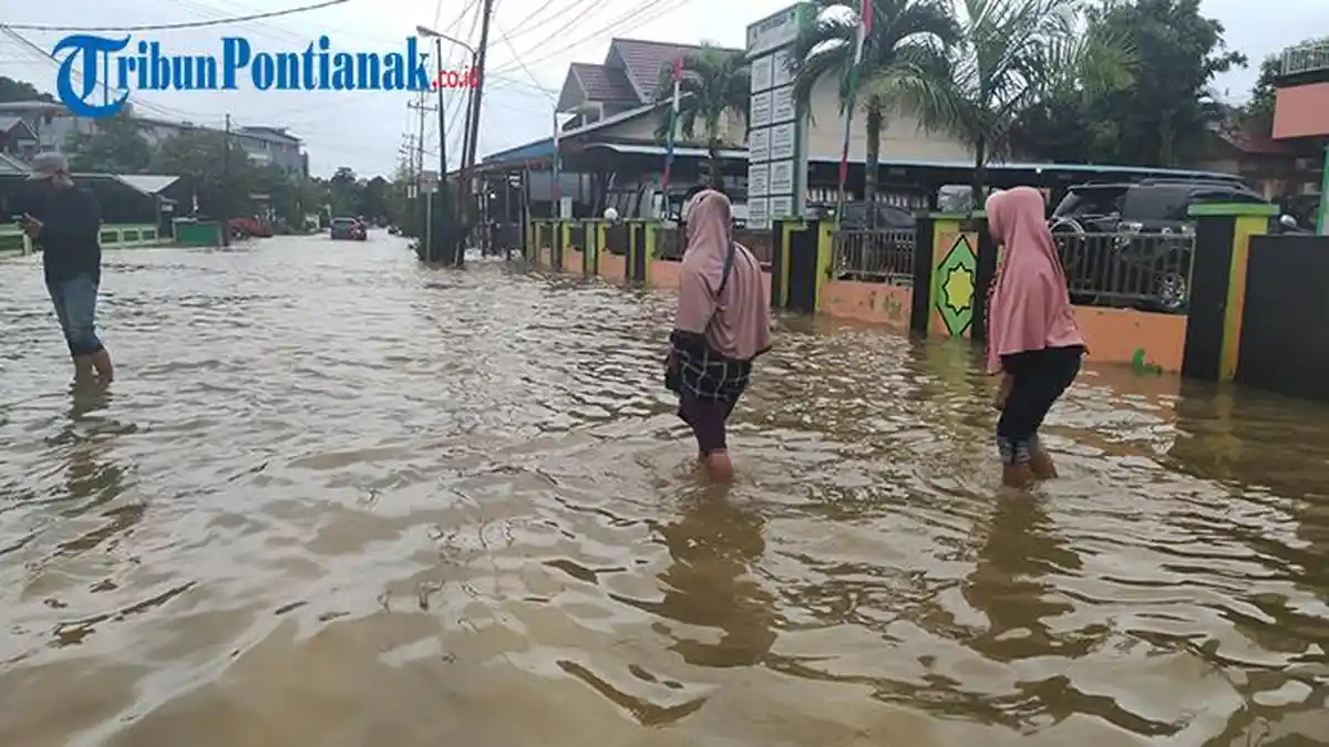 Ruas Jalan Depan RSUD Abdul Aziz Singkawang Masih Tergenang Banjir