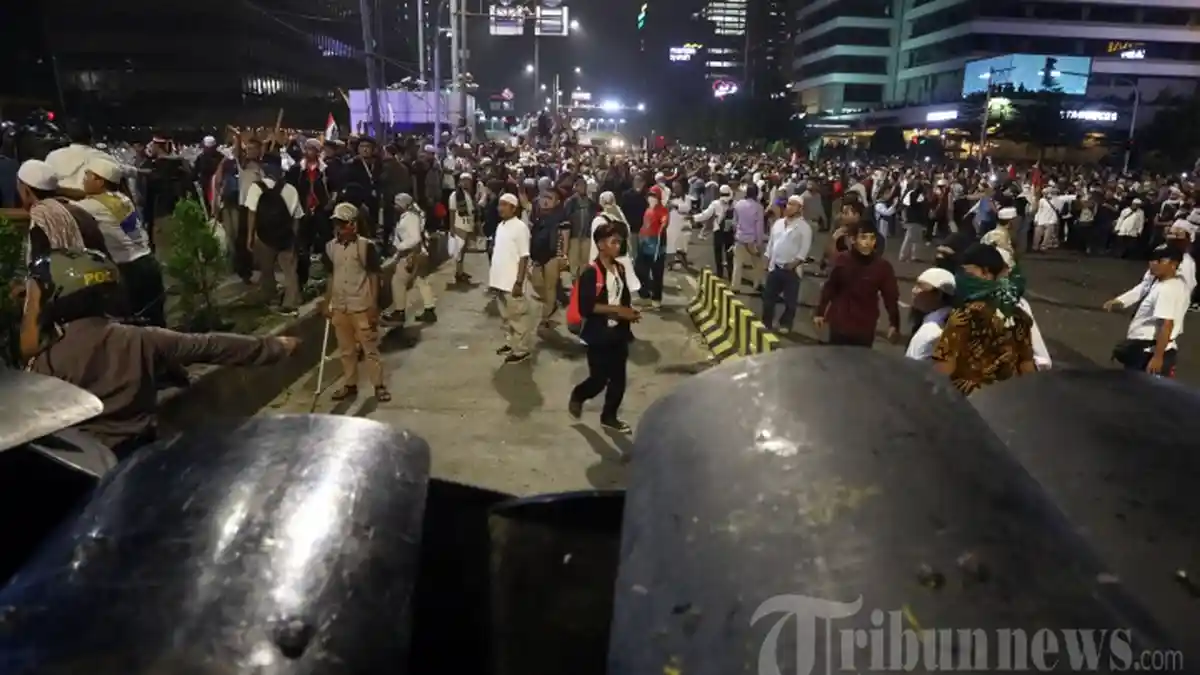Kronologi Kericuhan di Depan Kantor Bawaslu dan Petamburan, Polisi Sebut Ada 2 Massa yang Berbeda