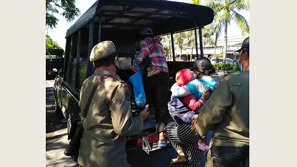 Pedagang Acung hingga Pengamen Bermunculan di Lampu Merah, Kadis Sosial Denpasar: Sangat Berisiko 