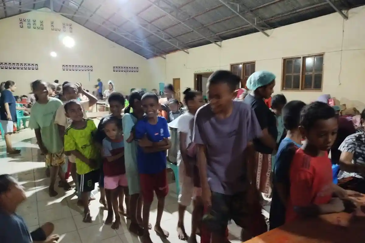 Gelak Tawa Anak Korban Erupsi Gunung Lewotobi  Flores Timur Terima Bantuan Pakaian 