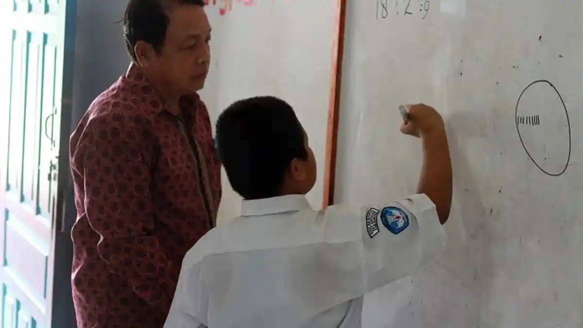 Mendikbud Tawari Guru Pensiun Tetap Mengajar, Tapi Hanya Dibayar Seperti Tenaga Honorer