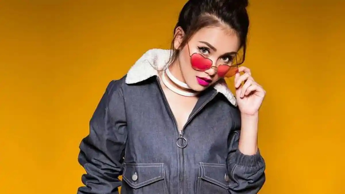 Harga Puluhan Juta,  Ayu Ting Ting Makin Kece Pakai Scarf Merek Terkenal