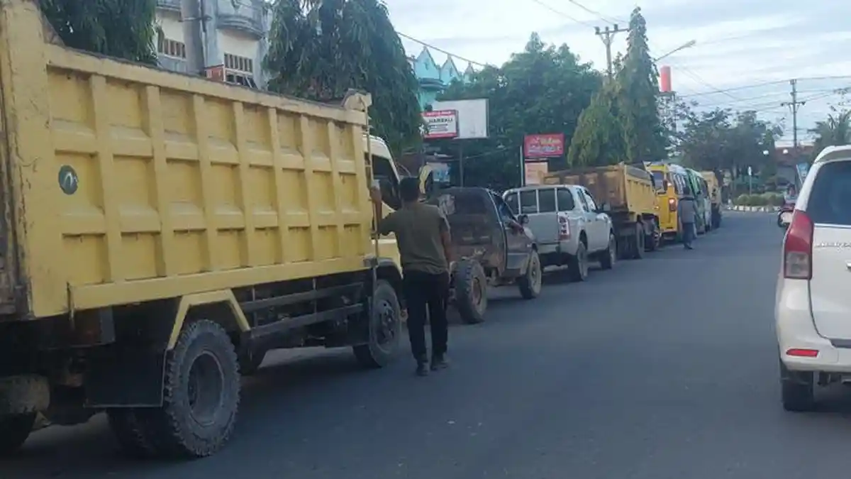 Pagi Ini Solar Masih Sulit, Mobil Angkutan Umum Antre Panjang di SPBU Harapan Langsa