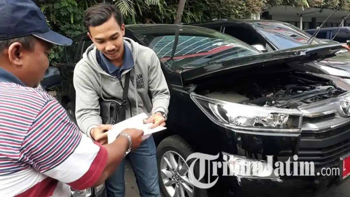Wali Kota Risma Kandangkan Seluruh Mobil Dinas Pemkot Surabaya