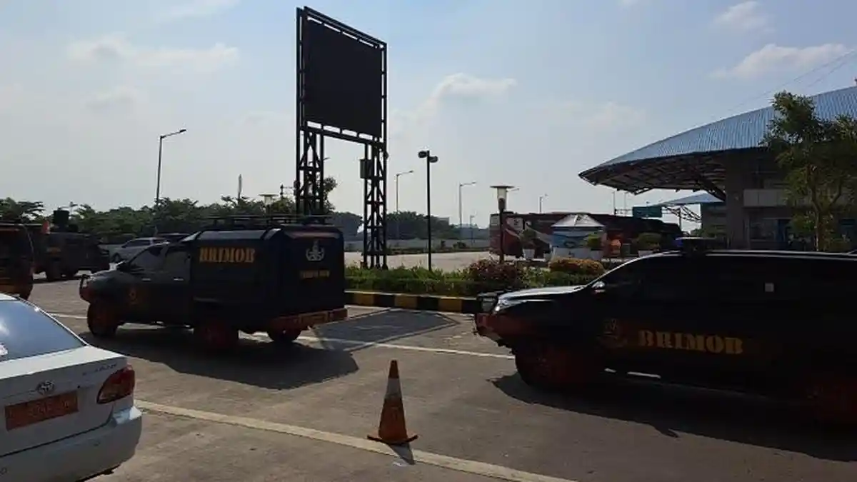 Puncak Arus Mudik, Tim Gegana Dikerahkan Bantu Pengamanan di Terminal Pulo Gebang
