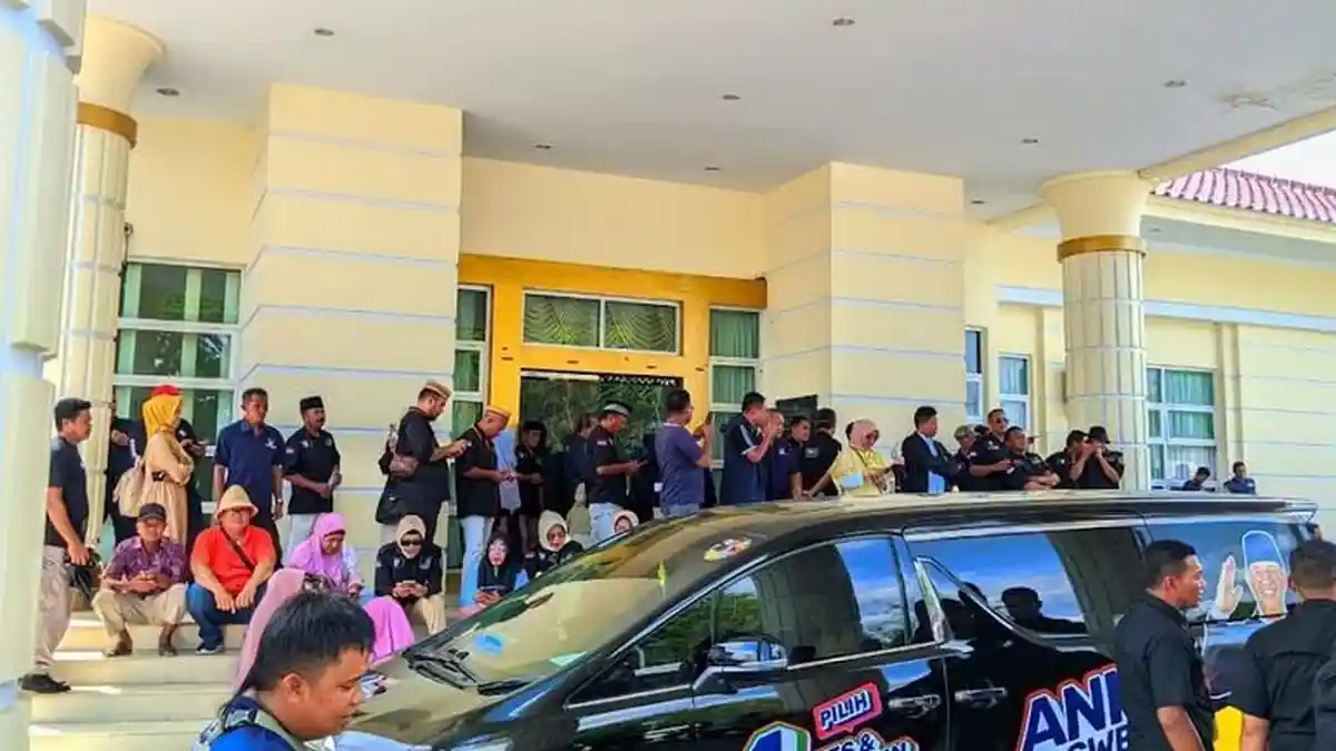 Ratusan Warga Gorontalo Menanti Kedatangan Anies Baswedan di Bandara Djalaluddin