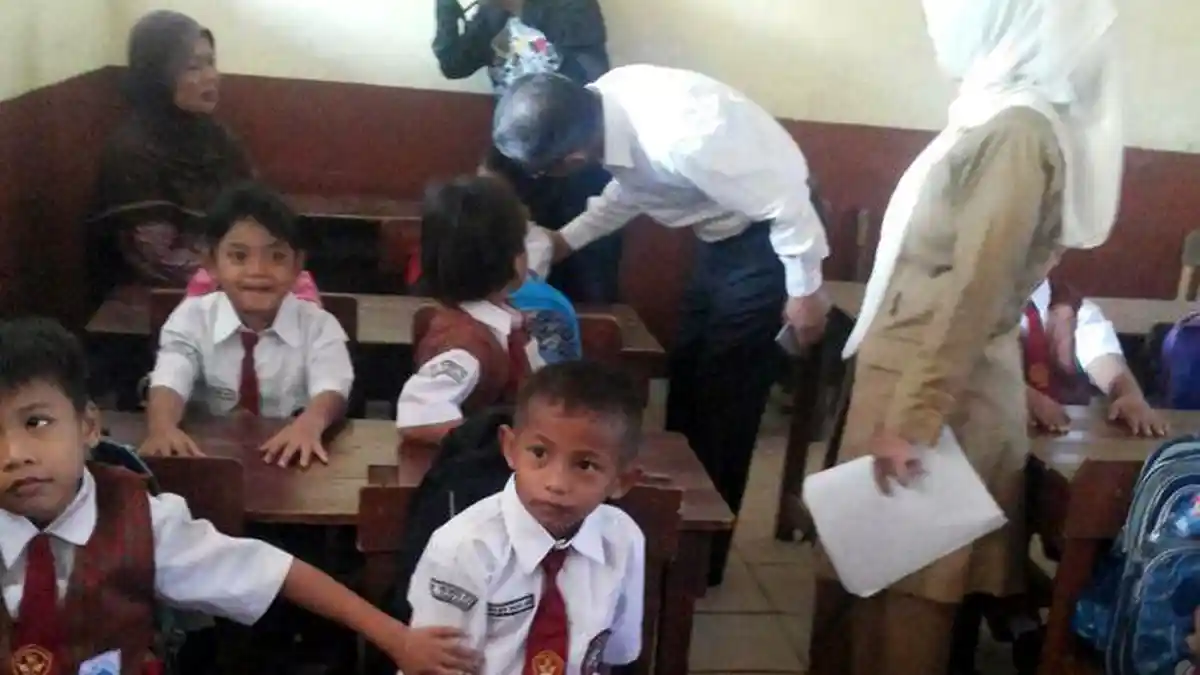 Ketika Para Orangtua Siswa Baru Rebutan Bangku
