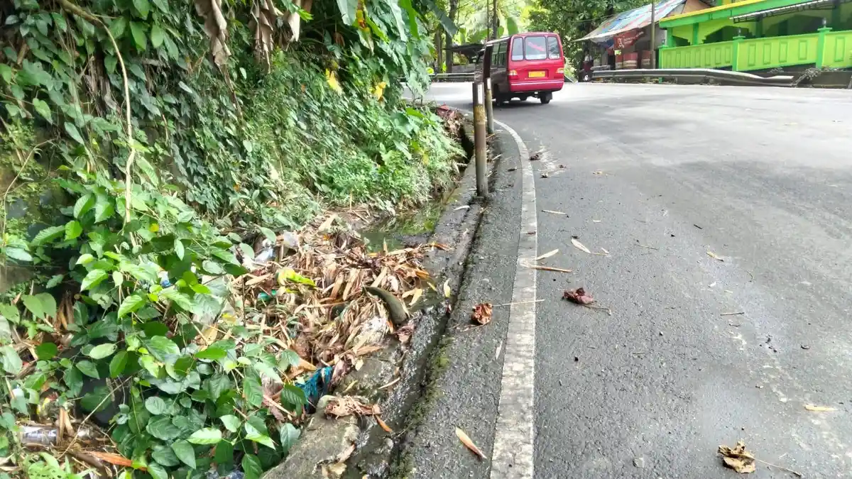 Selokan di Batu Koneng Penuh Endapan Tanah, Warga Sebut Belum Ada Penanganan