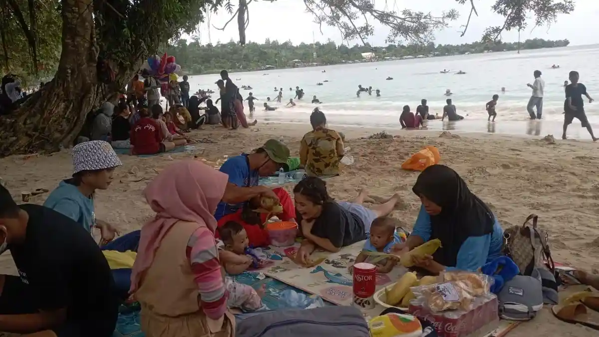 Hari Terakhir Libur Sekolah, Pantai Pasir Putih Manokwari Dipadati Pengunjung