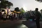truk-terguling-menimpa-mobil-pikap-di-Jalan-Raya-Bogor.jpg