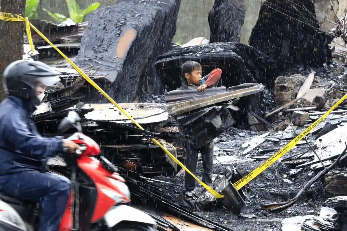 Puing Sisa Kebakaran Jongko Kayu di Jalan Terusan Pasirkoja Kota Bandung