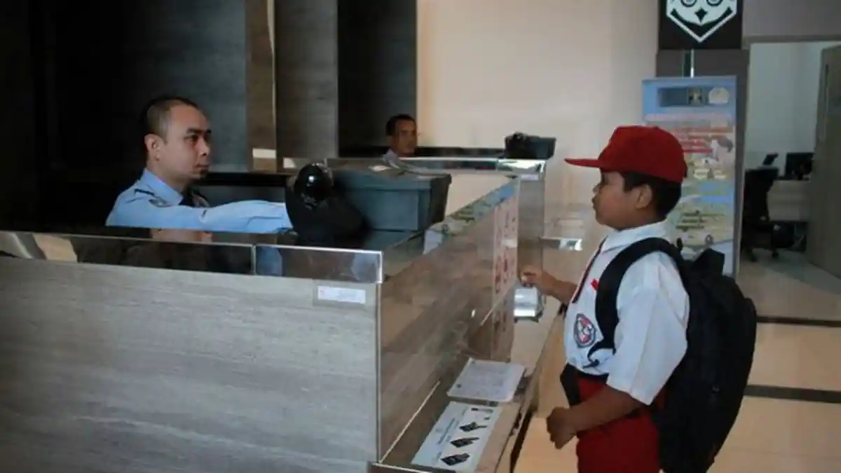 Kisah Nursaka, Bocah ini Tiap Hari Bolak Balik Indonesia - Malaysia demi Sekolah