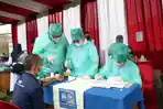 Proses-pemeriksaan-kesehatan-terhadap-500-orang-Warga.jpg