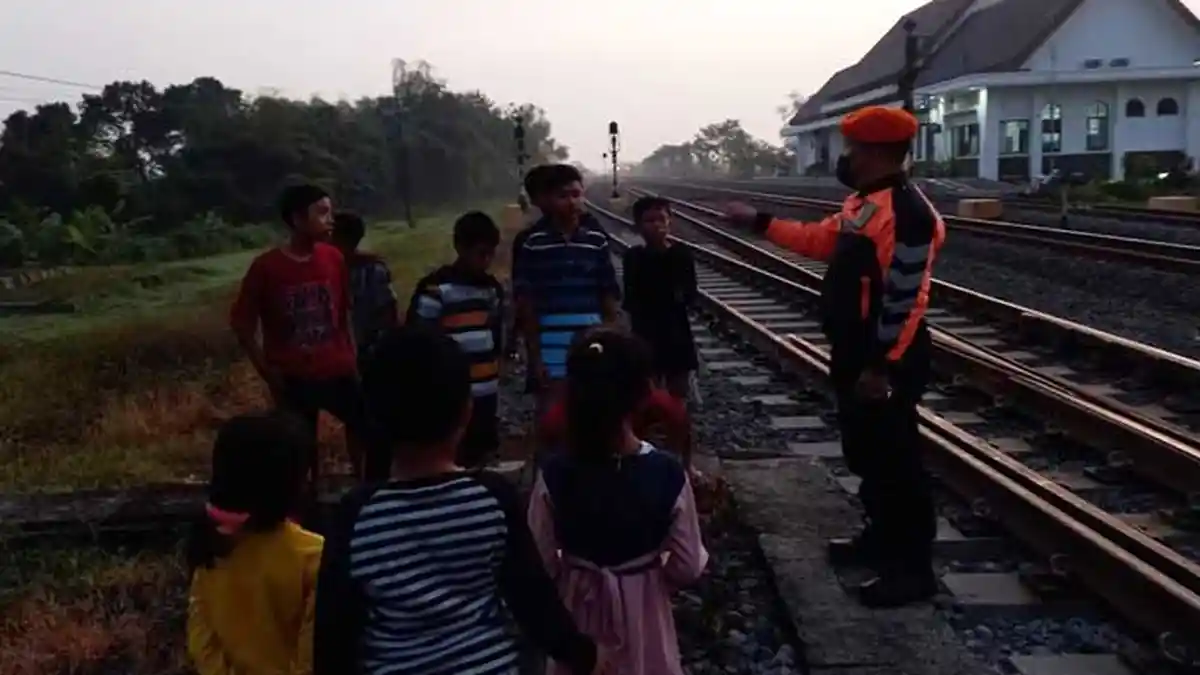 Ganjal Rel dan Bawa Petasan Spirtus, Pemuda di Area Terlarang KA Ditertibkan Polsuska Daop 7 Madiun