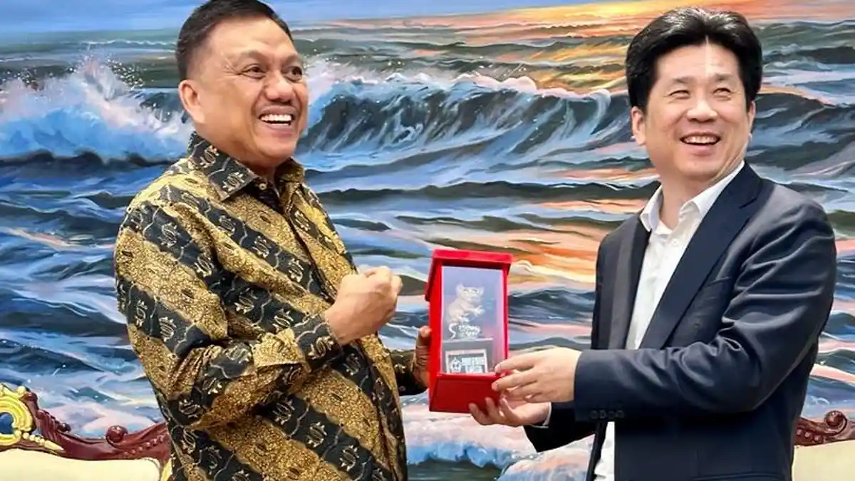Dijamu Direktur Conch Cina, Gubernur Sulut Olly Dondokambey Serahkan Cindera Mata Bergambar Tarsius