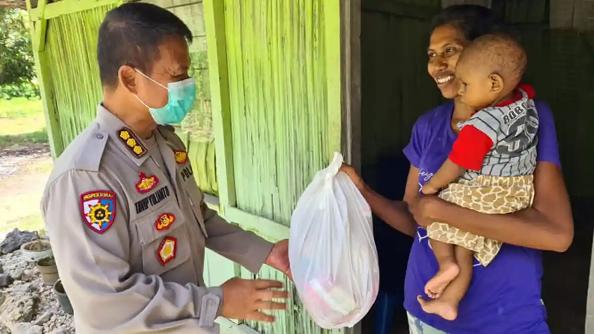 Polda NTT Distribusi Sembako Untuk Warga Belo