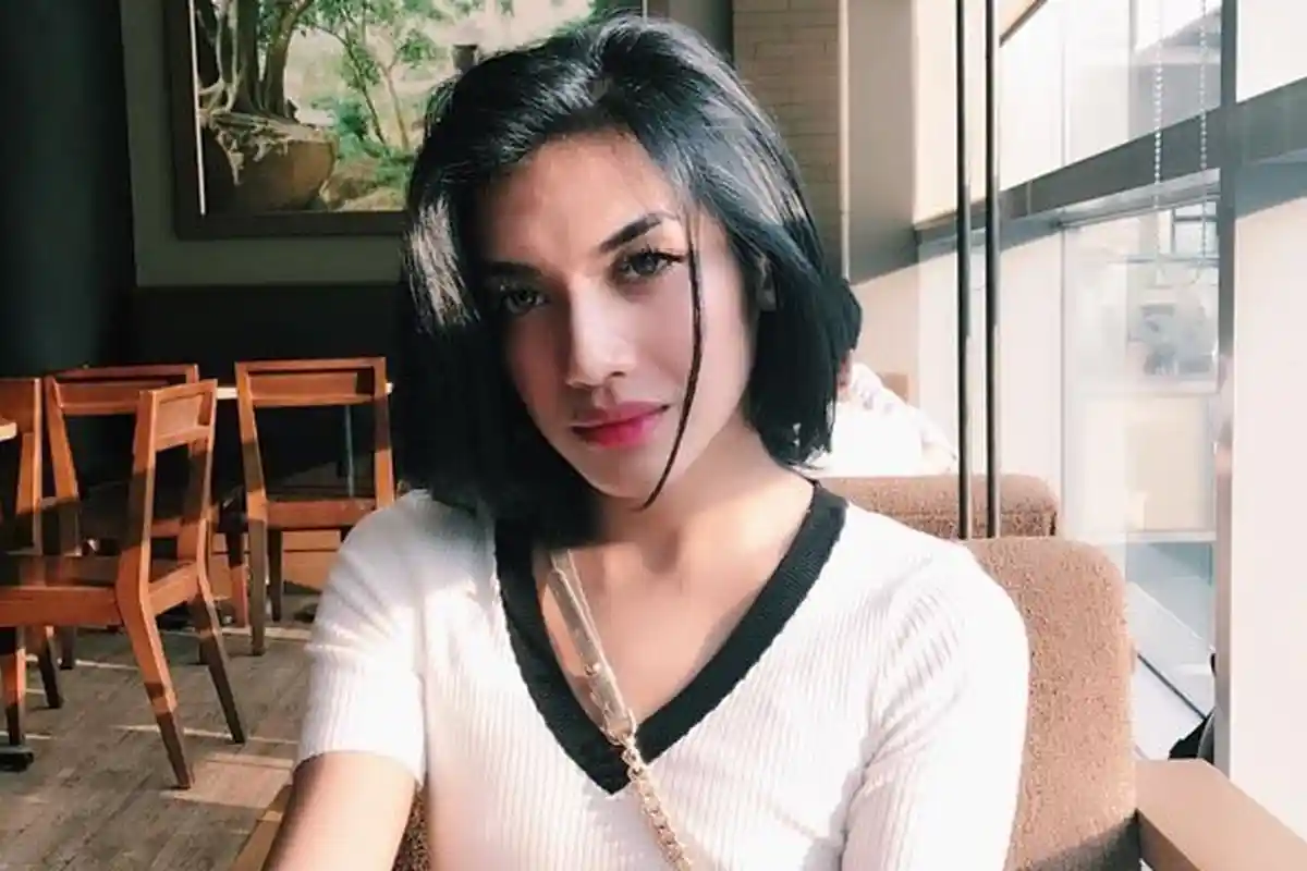 Waduh. . . Nama Millendaru dan Lucinta Luna Masuk di Situs Prostitusi Online