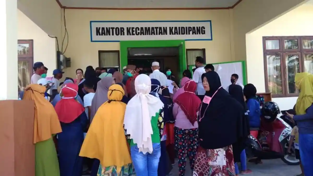Ratusan Warga Padati Kantor Camat Ini, Abaikan Social Distancing