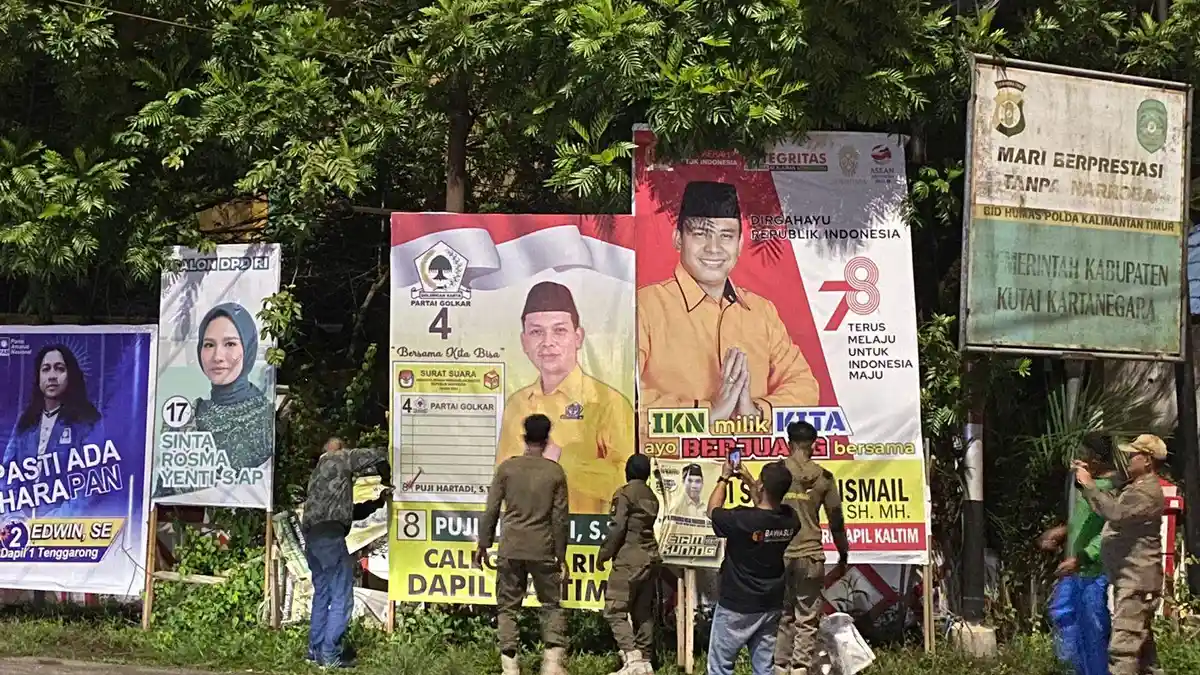 Bawaslu Kukar Copot Ratusan Alat Peraga Kampanye Milik Parpol yang Langgar Aturan