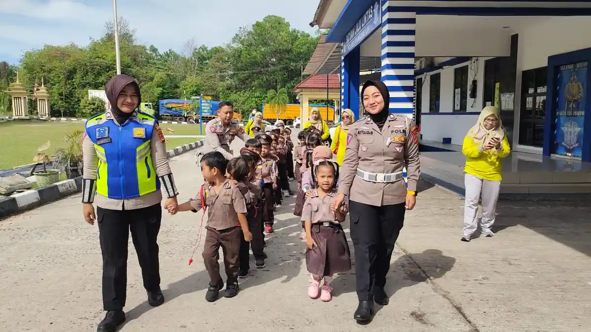 Tanamkan Cinta Polisi Sejak Dini, Puluhan Anak TK Kunjungi Satlantas Polres Prabumulih