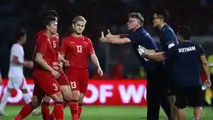 Pelatih-Timnas-Vietnam-Philippe-Troussier-memberikan-instruksi-kepada-pemainnya.jpg