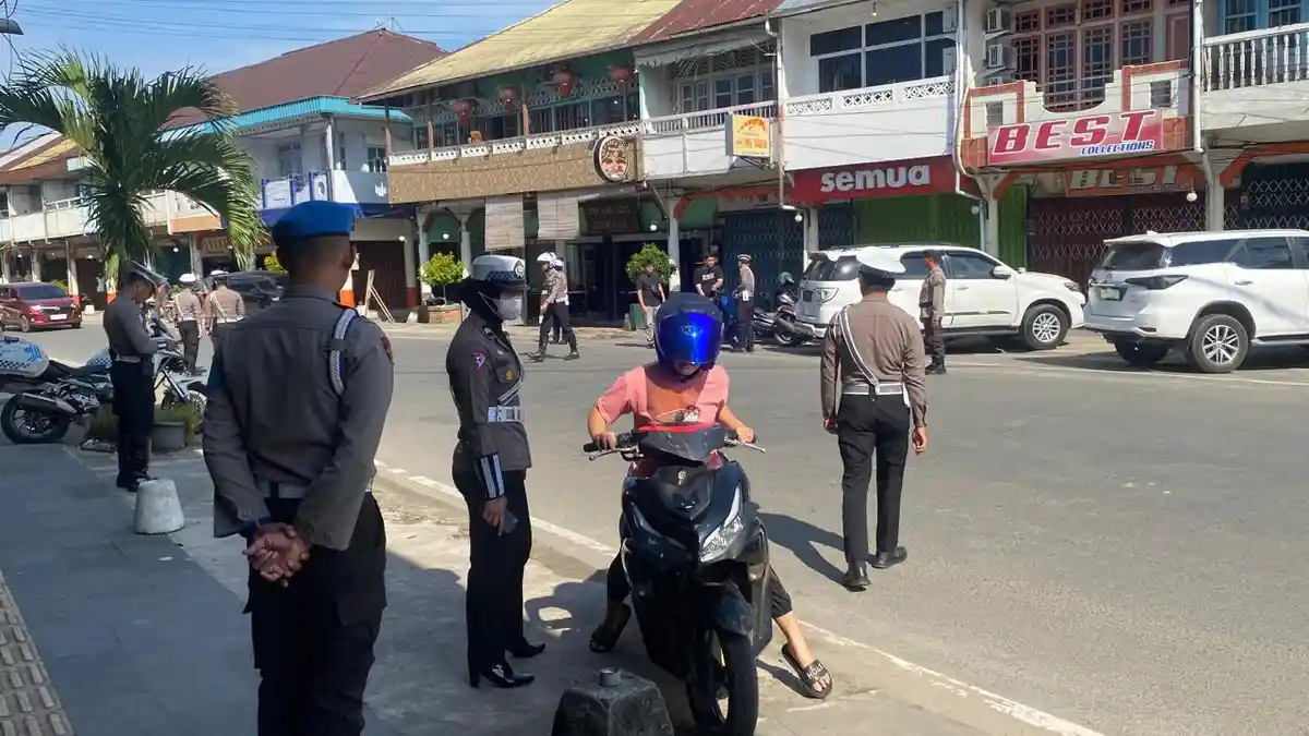 Personel Operasi Zebra Kapuas 2024 Polres Singkawang Tindak Pelanggar Lalu Lintas