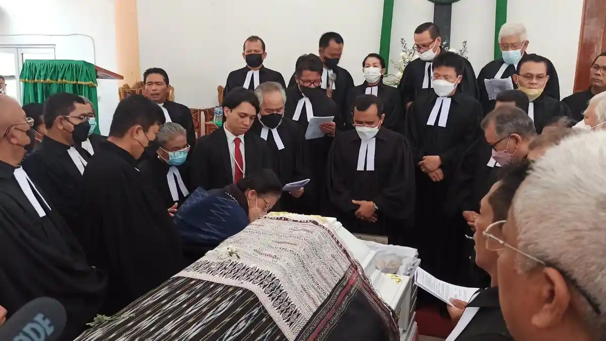 Jenazah Pendeta WTP Simarmata Dimakamkan, Pemkab Samosir: Kita Kehilangan Putra Terbaik Samosir