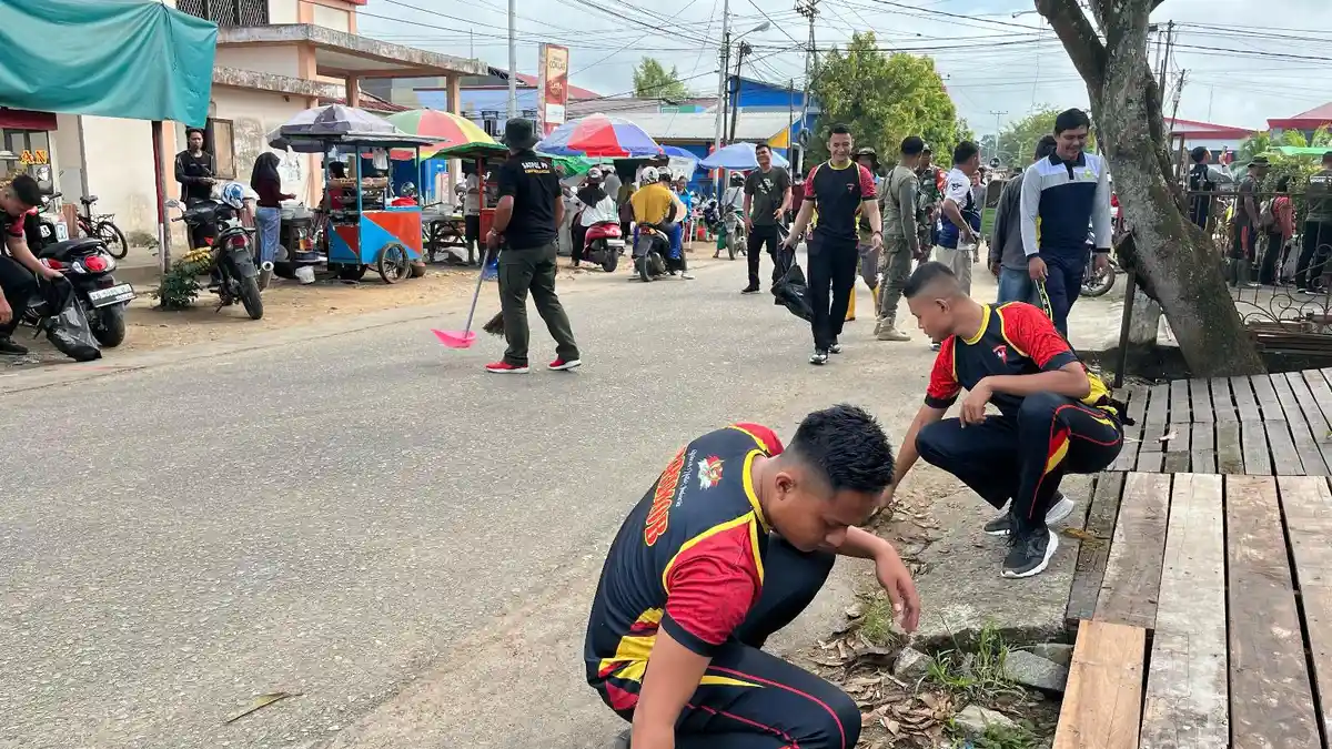 Satbrimob Polda Kalbar dan Kodim 1204 Sanggau Bekerja Sama Bersihkan Sampah