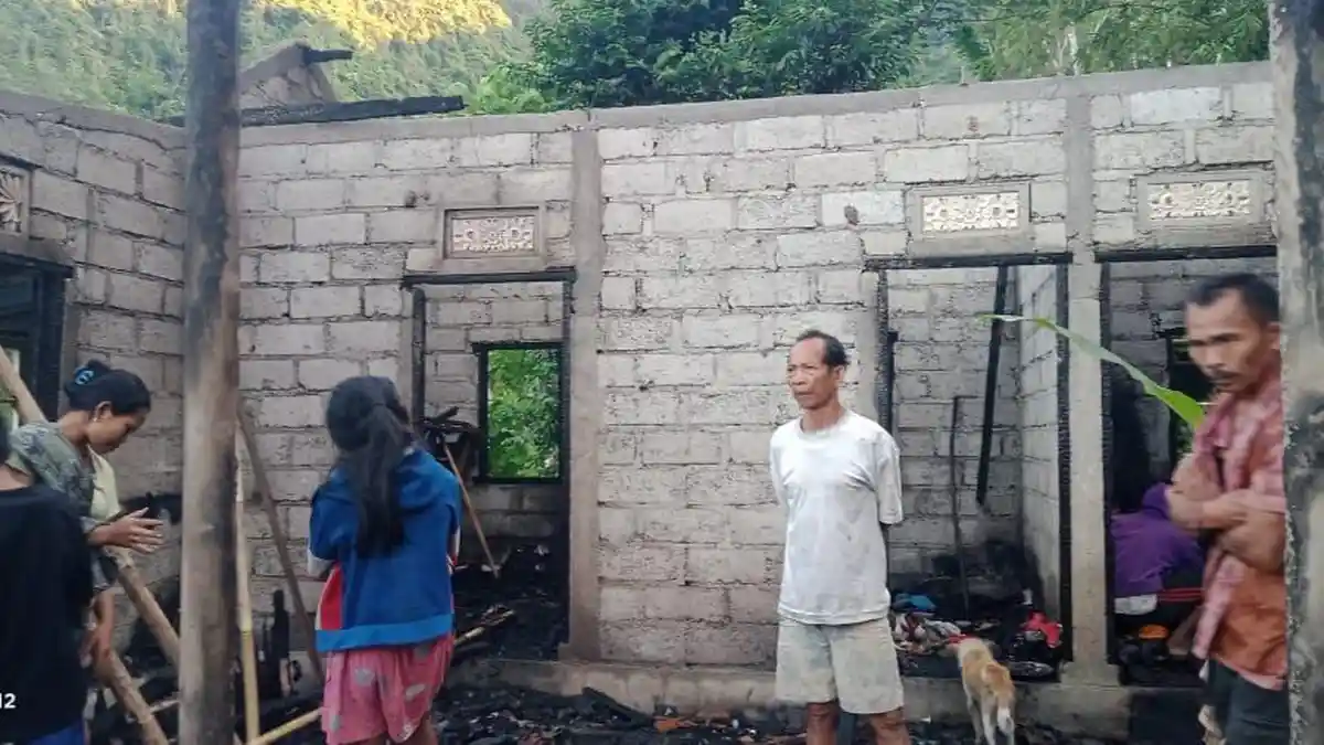 Nyoman Marya Terdiam Melihat Rumah dan Barang Berharga Habis Dilalap Si Jago Merah!