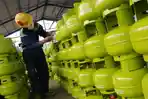 petugas-memeriksa-stok-lpg-3-kg-yang-merupakan-energi-disubsidi-pemerintah.jpg