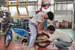 M-Rizki-Saputra-setel-rantai-Mugatech-motor-drag-listrik-siswa-SMK-Muhammadiyah-3-Yogyakarta.jpg