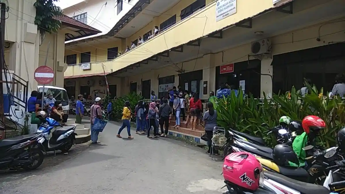 Manado Zona Merah Covid-19, Warga Menumpuk di Kantor Disdukcapil