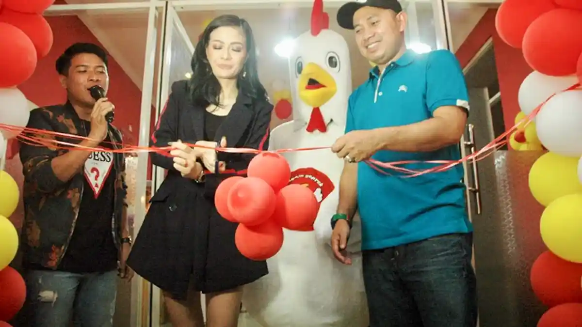 Suka Makanan Pedas, Hesty Klepek Klepek Buka Ayam Geprek