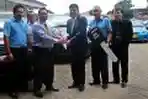 Manoj Arora Serahkan 7 Mobil Tata Aria Kepada Endang Sudrajat