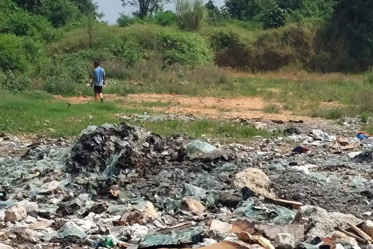 Warga Resah, Lahan Kosong di Gresik Mendadak Jadi Tempat Pembuangan Limbah Kaca, DLH Bakal Sidak