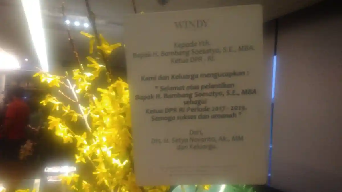 Novanto Kirim Karangan Bunga di Meja Bambang Soesatyo