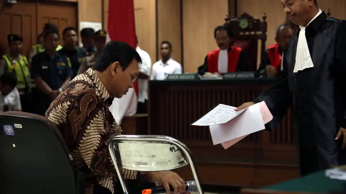 Menangis di Persidangan, Ahok Justru Dapat Simpati dari Masyarakat
