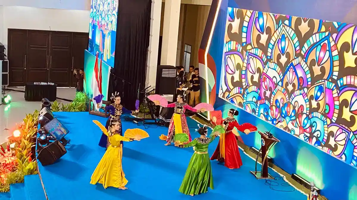 Tarian Tidi Lo Ayabu Mahasiswi UNG Gorontalo Sambut Kedatangan Menteri HAM RI