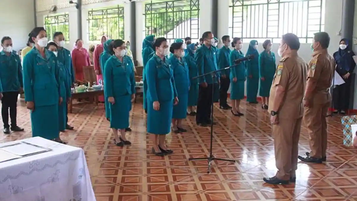 Bupati Sekadau Aron Lantik dan Kukuhkan Pengurus TP PKK Sekadau