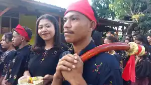 Ignasius-Suku-20-membawa-duplicat-gading-gajah.jpg