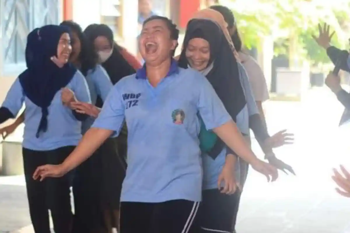 Keseruan Warga Binaan Rutan Gresik Ikuti Lomba Agustusan, Ada Tarik Tambang Sampai Kempit Balon