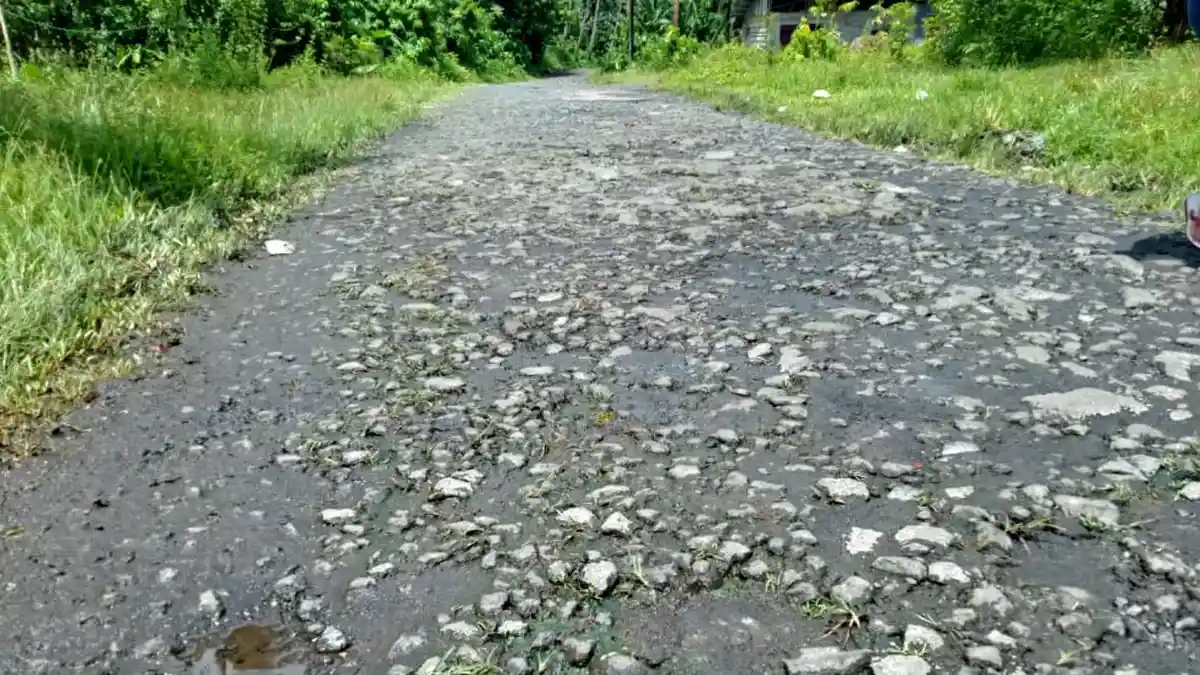 Jalan ke Wisata Pemandian Air Panas Desa Mamuya di Halmahera Utara Dikeluhkan