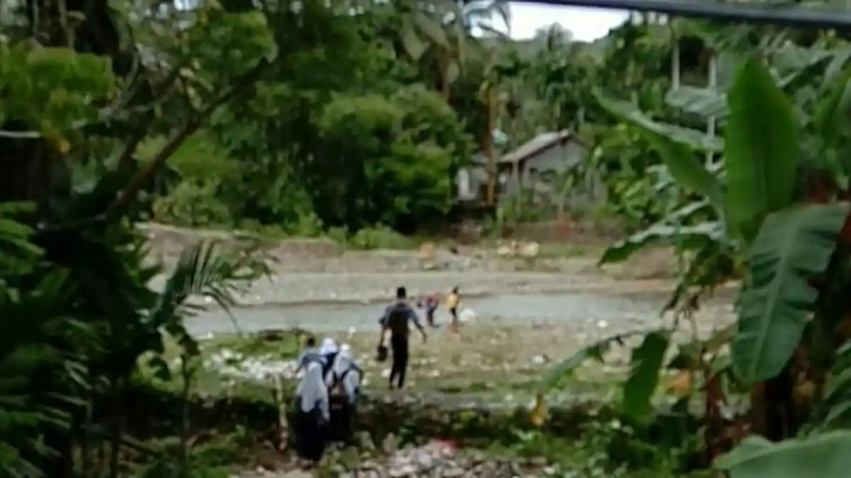 Jembatan Gantung di Desa Subarang Ambruk, Siswa Sekolah Terpaksa Sebrangi Sungai