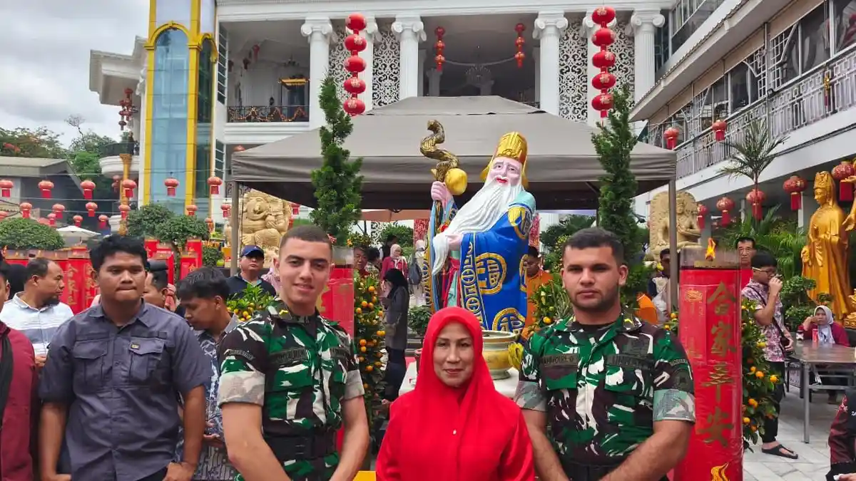 Kemunculan 2 Pemuda Tampan Berwajah Arab di Vihara Lampung Curi Perhatian