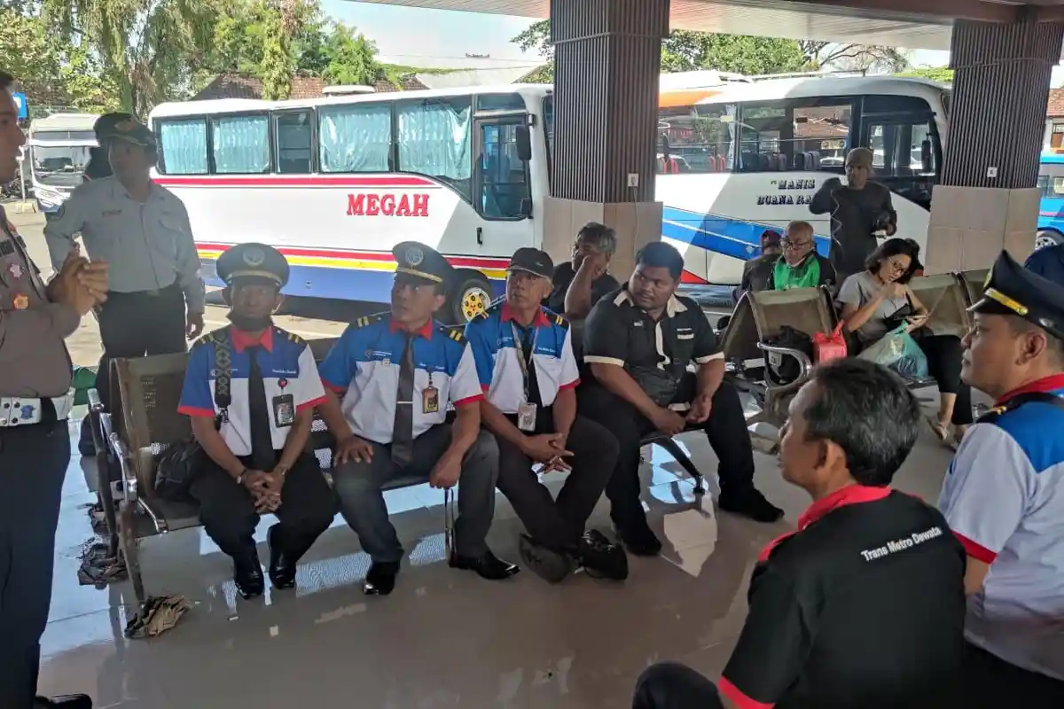 Polresta Denpasar Sosialisasi Tata Tertib Berlalu Lintas kepada Driver Bus di Terminal Ubung