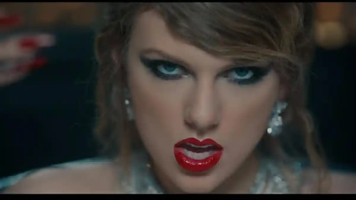 Taylor Swift Bawa Dirinya yang Dulu ke Dalam Video Musik Look What You Made Me Do